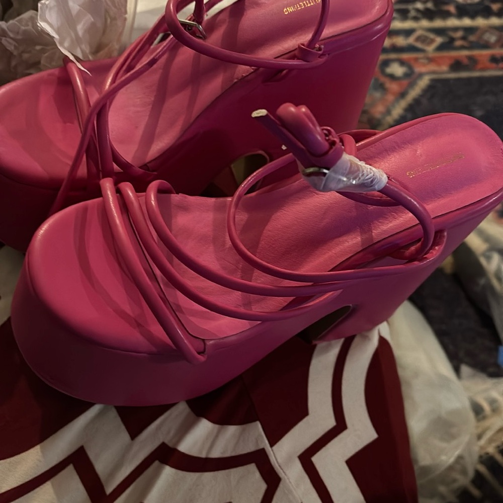Pretty little things platform shoes. Size:5
Color:Pink platform heels 51/2 inch